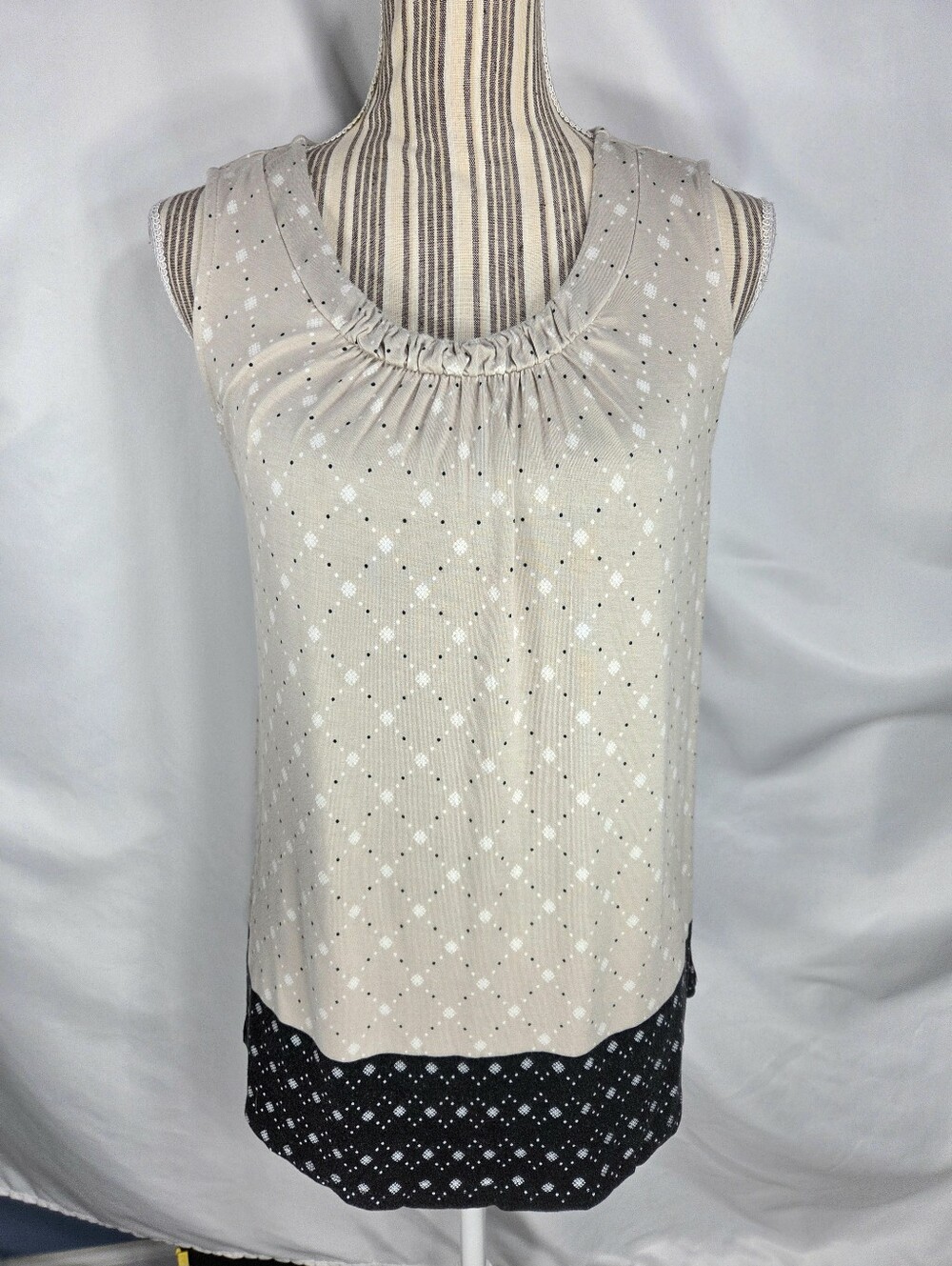 Croft & Barrow Cream Diamond Print Gathered Neck Sleeveless Top Size Medium